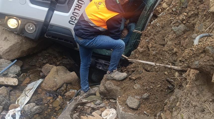 Trabzon'da şarampole devrilen kamyonun sürücüsü yaralandı
