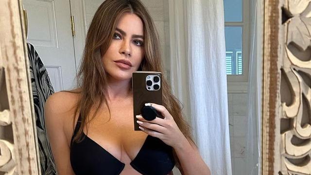 Sofia Vergara mayosunu giyip koltuğa uzandı! Yine adından söz ettirdi