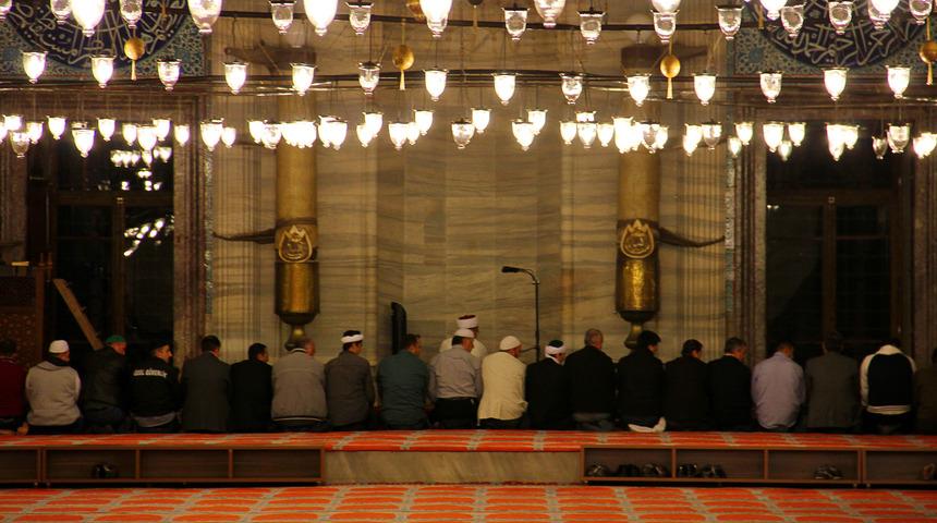 Akşam namazının farzı neden önce kılınır? Sebebi nedir?