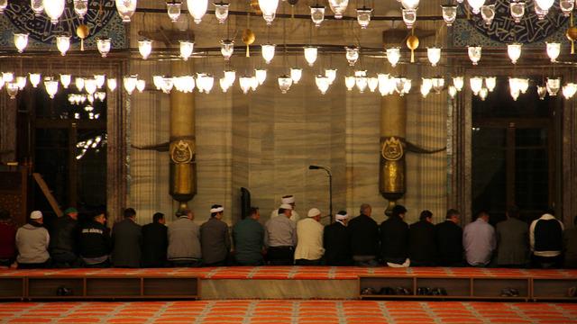 Akşam namazının farzı neden önce kılınır? Sebebi nedir?