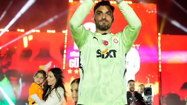 Galatasaray'ın yıldızı, şampiyonluk kutlamasına tepki gösterdi! Yağmur yağacağı belliydi
