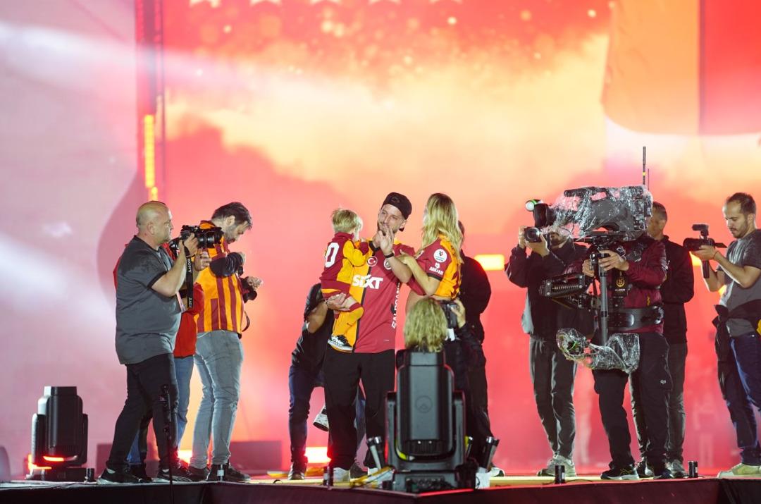 Galatasaray ın yıldızı ayrılığı açıkladı! "Bir haftadır çok ağladım, belki de son maçım" 4