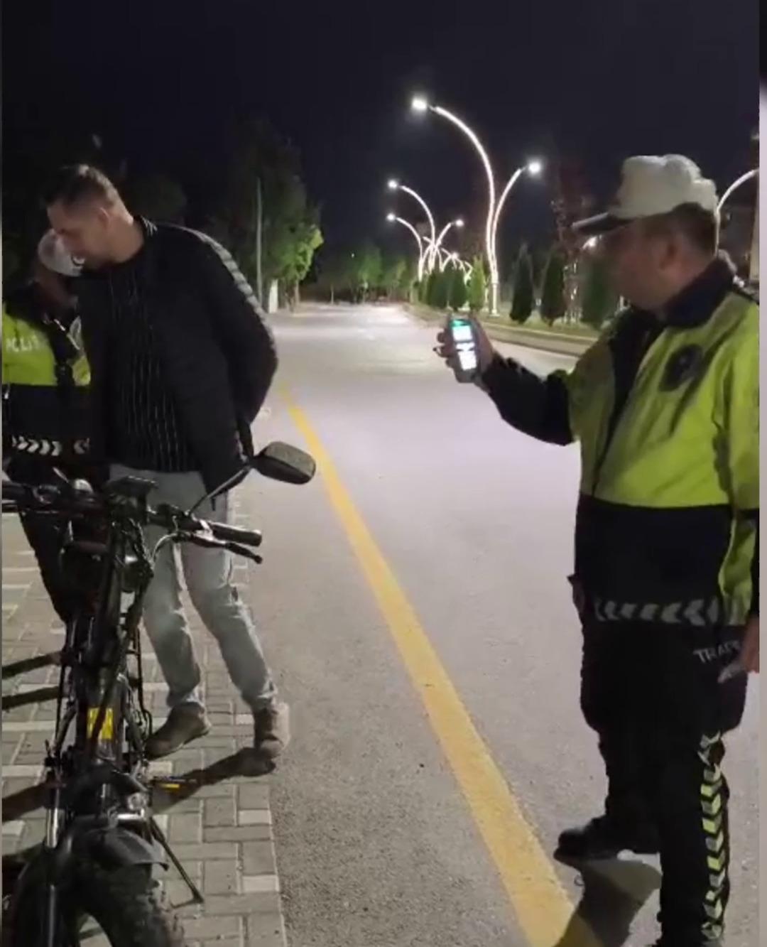 Bisiklet kullanırken polise yakalandı! Cezası ağır oldu: "Eşek bile kullanamazsın" 1