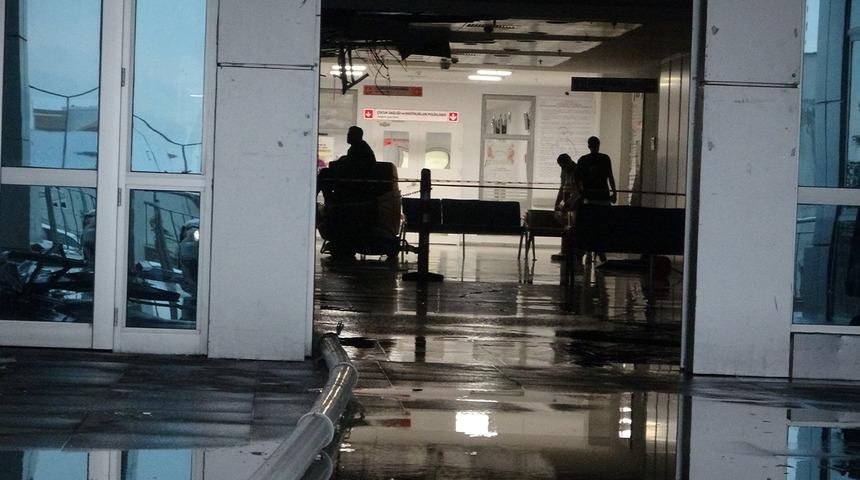 Malatya'da akılalmaz olay! Sağanak yağış bastırınca hastanenin tavanı çöktü