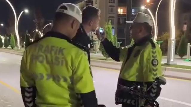 Bisiklet kullanırken polise yakalandı! Cezası ağır oldu: Eşek bile kullanamazsın