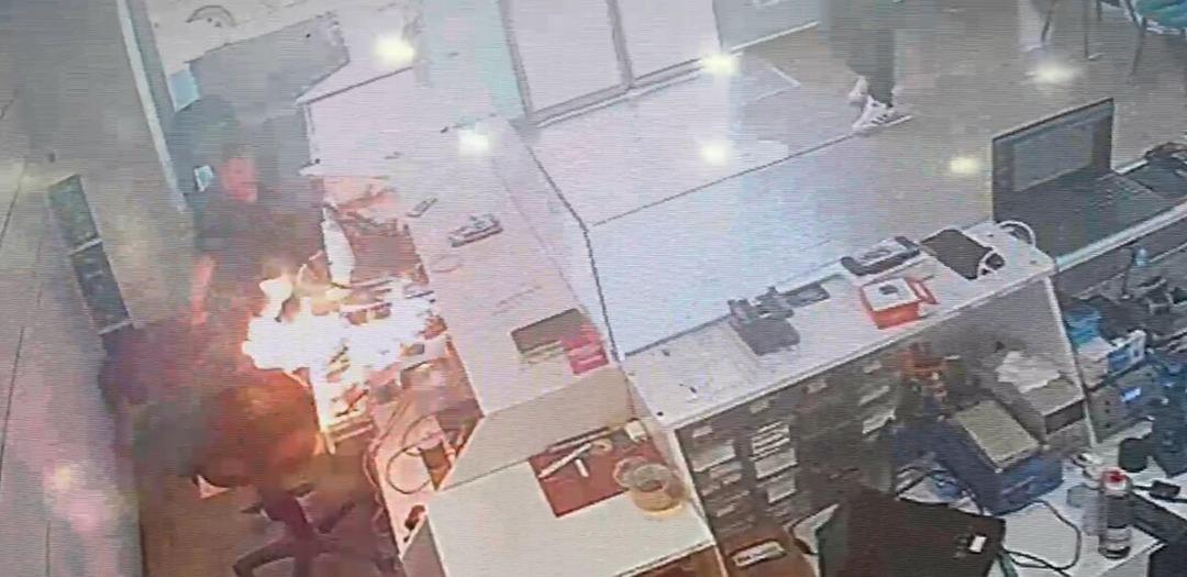 1200xauto Bir anda oldu! Tamir sırasında patlayıp alev aldı: Yanmaktan son anda kurtuldu