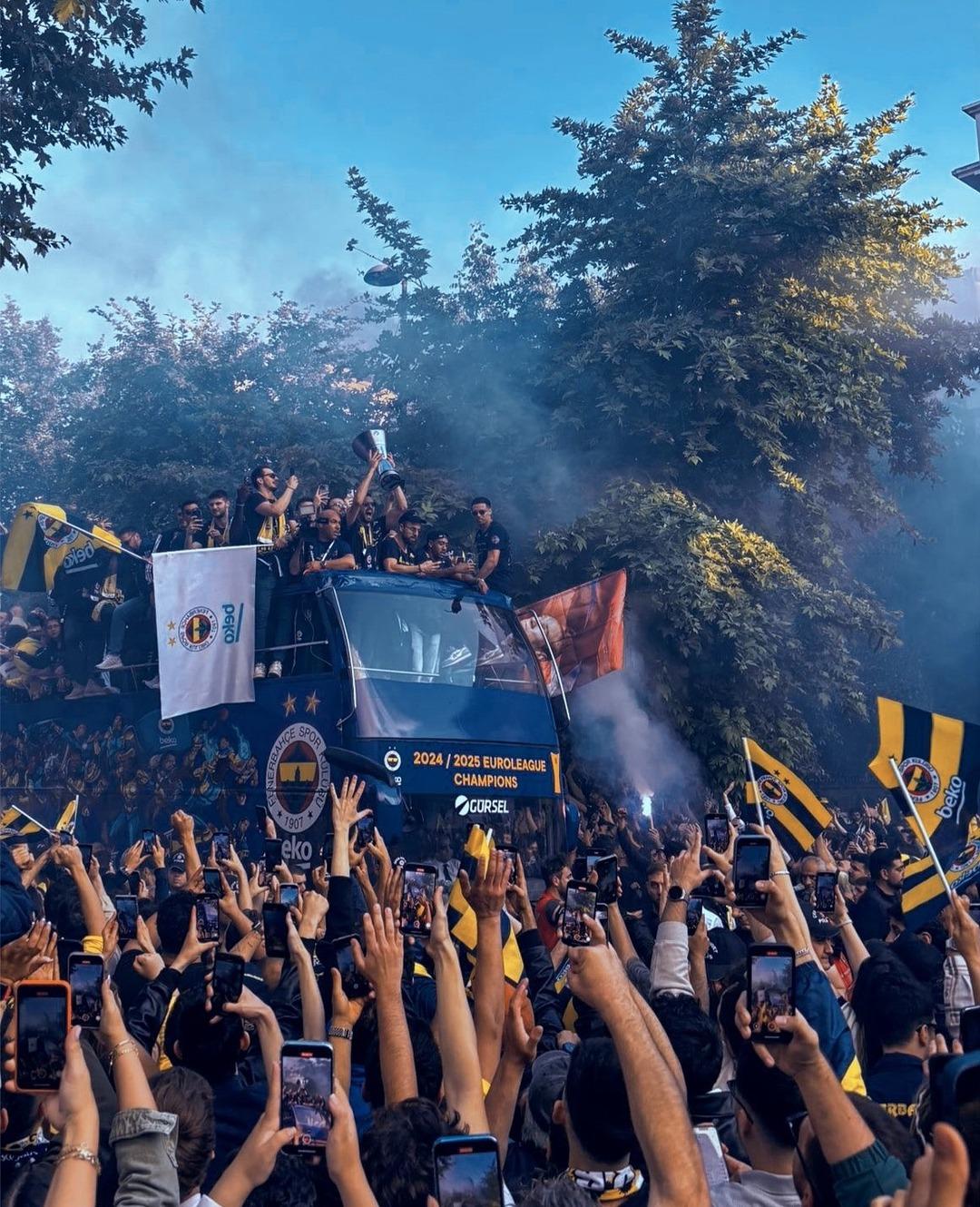 Galatasaray dan Fenerbahçe ye olay şampiyonluk göndermesi! "Ben hacdan dönsem eşim dostum daha kalabalık karşılar” 2