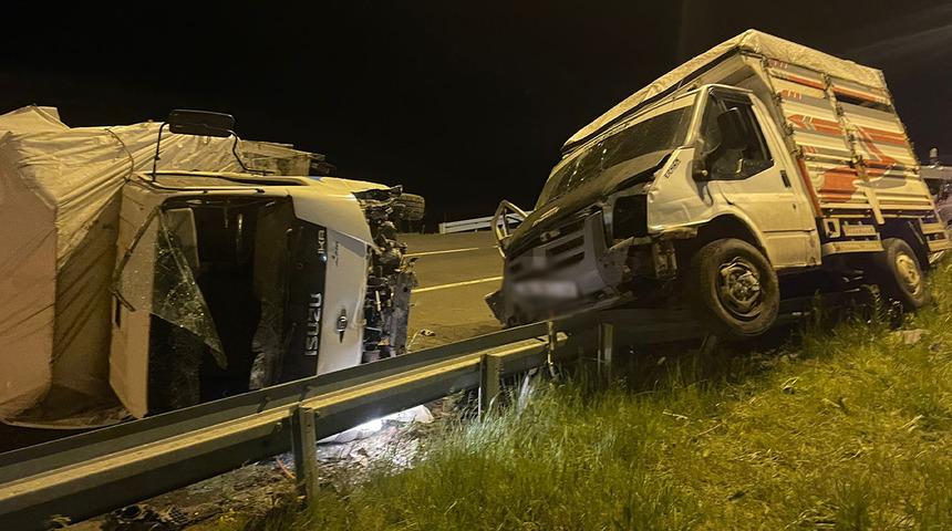 Kars’ta biri hayvan yüklü iki kamyonet çarpıştı! 3 kişi yaralandı