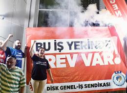 İzmir'de gece yarısı başladı, 23 bin işçi greve gitti! Pankartı büyükşehir belediye binasına astılar