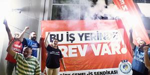 23 bin işçi greve gitti! Pankartı büyükşehir belediye binasına astılar
