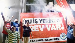 23 bin işçi greve gitti! Pankartı büyükşehir belediye binasına astılar