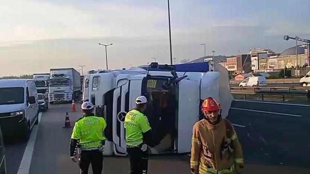 Trafik Felç: Pendik TEM Otoyolu'nda TIR Kazası