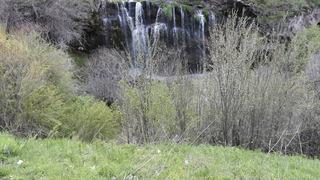 Doğa harikası şelaleye 'çöp' gölgesi