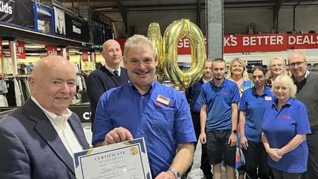 40 yıllık çalışana verilen hediye olay oldu! 'Hakaret' sayıldı, patronuna tepki yağdı