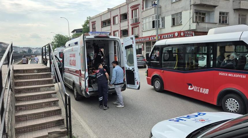 Düzce'de motosiklet yayaya çarptı: 2 yaralı