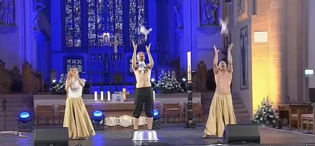 Katedralde skandal görüntüler! Yarı çıplak kafası koparılmış bezli tavuklarla dans ettiler 1