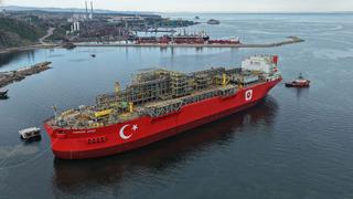 Türkiye'nin ilk yüzer gaz üretim platformu Osman Gazi, İstanbul Boğazı'nda