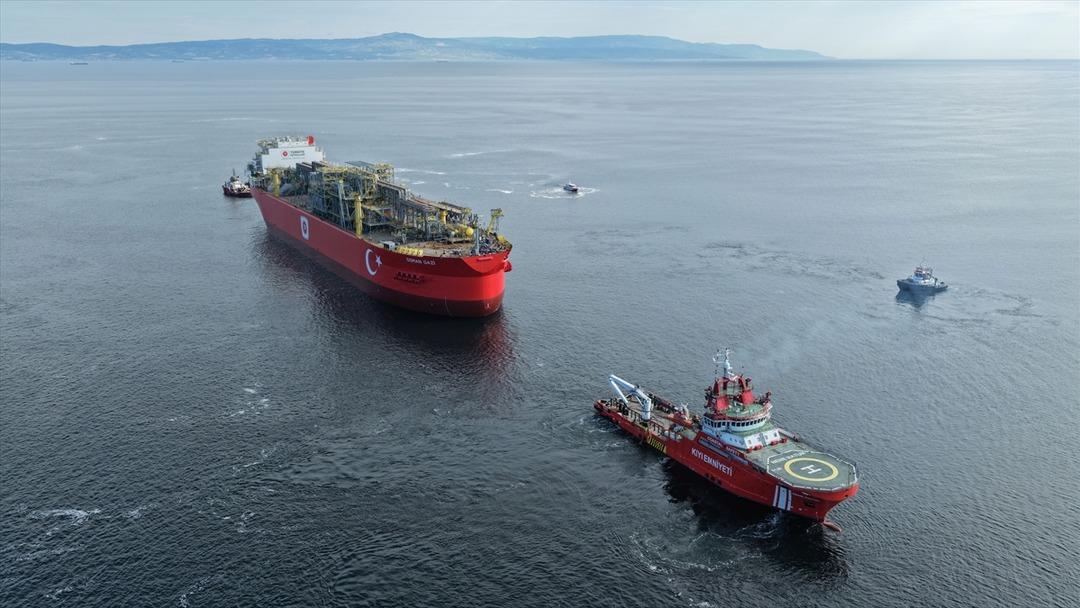 AA-20250528-38105514-38105512-TURKIYENIN_ILK_YUZER_GAZ_URETIM_PLATFORMU_ISTANBULUN_FETHININ_YIL_DONUMUNDE_BOGAZDAN_GECECEK