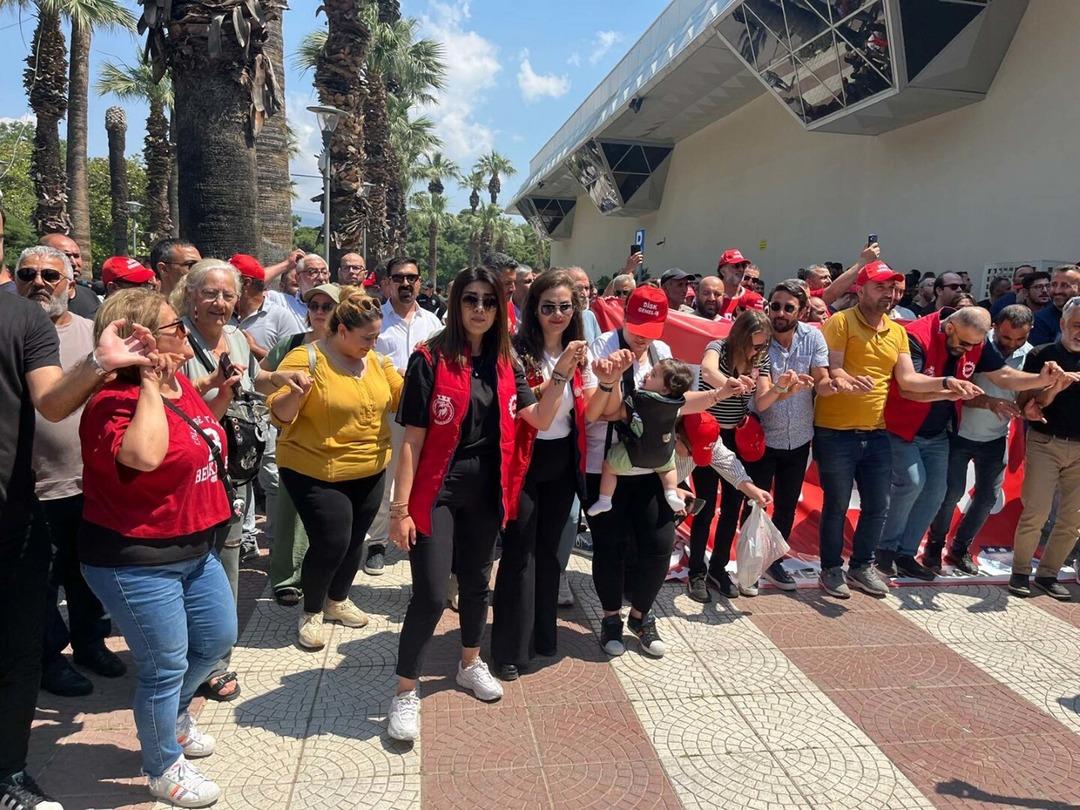 IZMIR’DE-23-BIN-ISCI-GREVE-CIKTI-OTOBUS_739425_218328