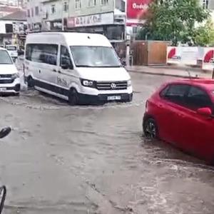İstanbul'u göle çeviren manzara! Önce dolu ardından sağanak... Uyarılar peş peşe geldi: Başkent'te listede var!