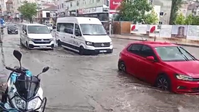 "İstanbul'da Sağanak: Başkent'te de Uyarı Listesinde! Şehri Vuran Yağışın Görüntüleri"
