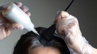 Sık saçını boyananlar dikkat! Saç boyaları kanser yapar mı? Güvenli bir şekilde saç nasıl boyanır? Uzmanlar uyarıyor...