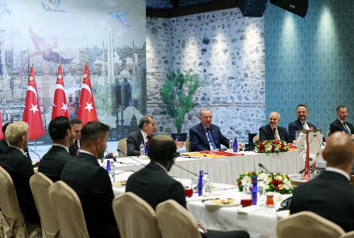 Osimhen, Cumhurbaşkanı Erdoğan'la fotoğraf çekildi! Galatasaray'dan Dolmabahçe'de kritik ziyaret G3