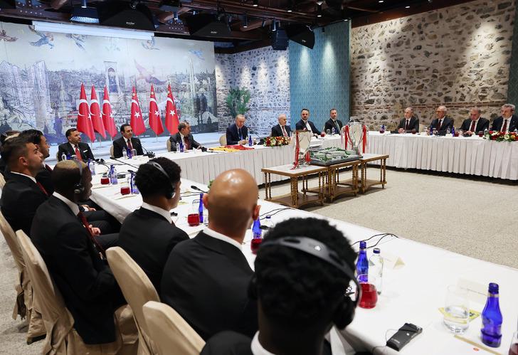 Osimhen, Cumhurbaşkanı Erdoğan'la fotoğraf çekildi! Galatasaray'dan Dolmabahçe'de kritik ziyaret G4