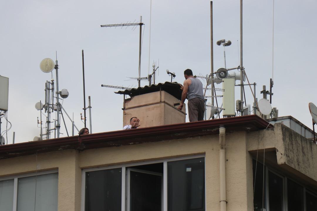 Film değil gerçek! Şehir şehir gezip bunu yapıyormuş: Binanın çatısına çıkıp... 1