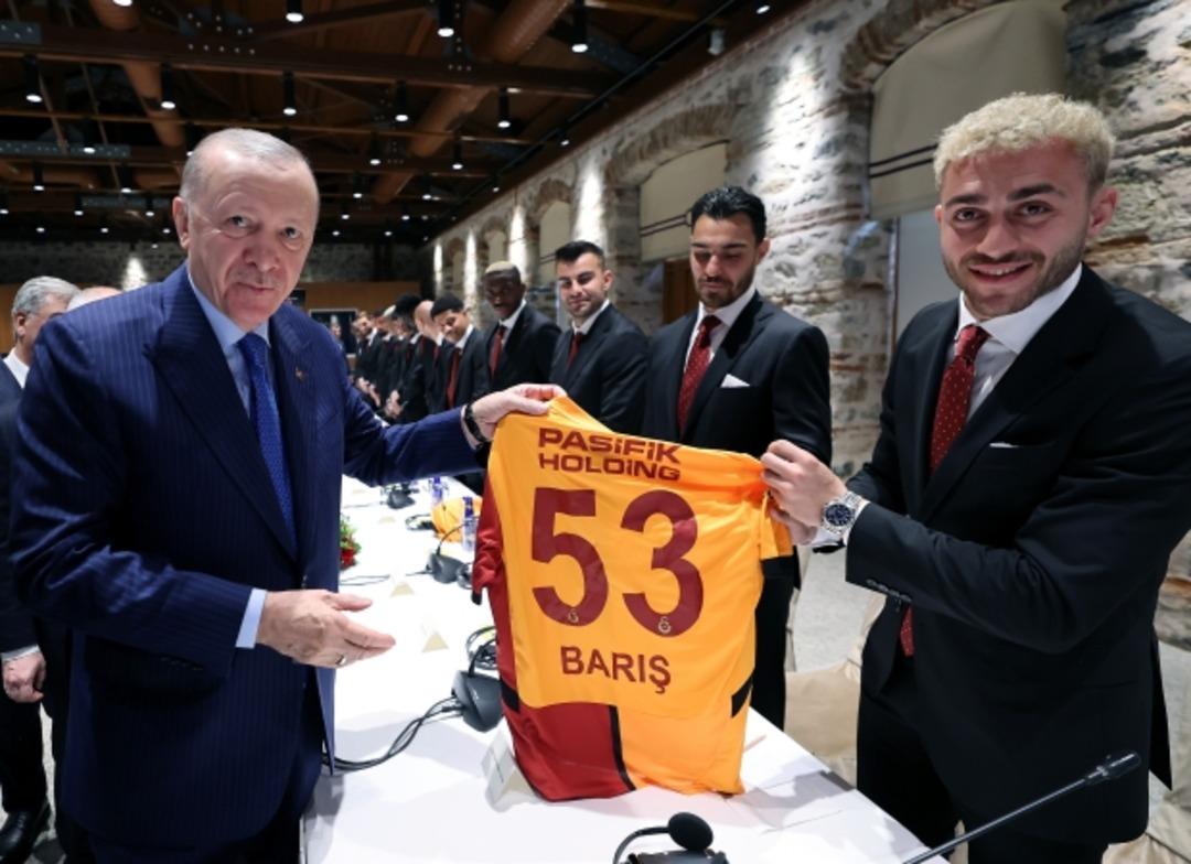 00000AA-20250529-38121443-38121439-CUMHURBASKANI_ERDOGAN_GALATASARAY_FUTBOL_TAKIMINI_KABUL_ETTI