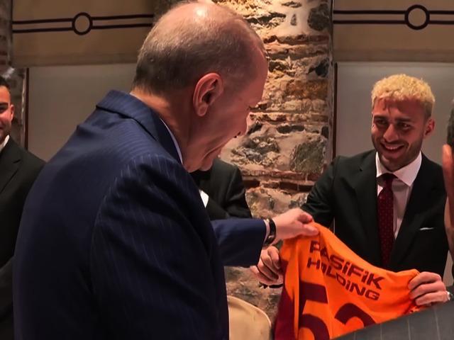 Cumhurbaşkanı Erdoğan ile Dursun Özbek arasında güldüren diyalog! "Bu gidiyor mu?"