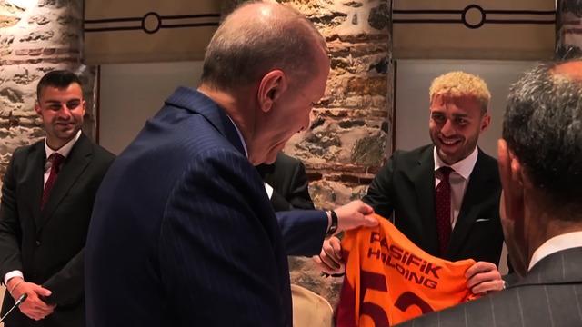 Cumhurbaşkanı Erdoğan ile Dursun Özbek arasında güldüren diyalog! Bu gidiyor mu?