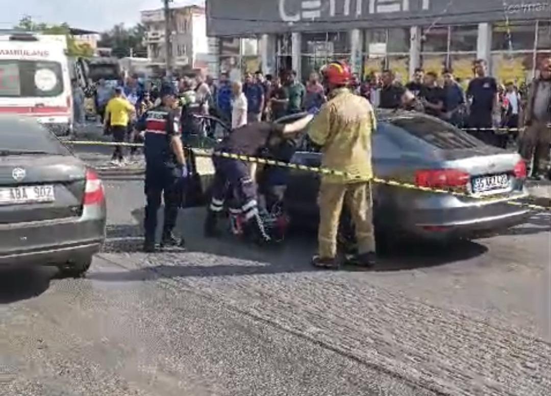 1200xauto İzmir'de seyir halindeki otomobile kurşun yağdırdılar: 3 kişi öldü, 3 kişi ağır yaralandı