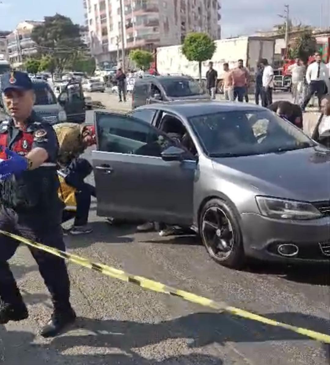 1200xauto İzmir'de seyir halindeki otomobile kurşun yağdırdılar: 3 kişi öldü, 3 kişi ağır yaralandı