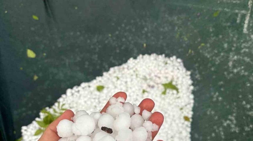 Elazığ’ın yüksek kesimlerinde dolu etkili oldu, vatandaşlar arabasının üzerini kapattı