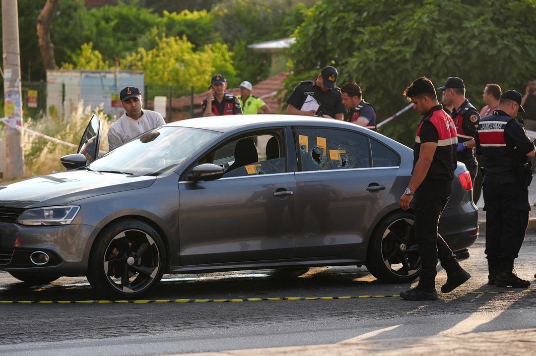 1200xauto İzmir'de seyir halindeki otomobile kurşun yağdırdılar: 3 kişi öldü, 3 kişi ağır yaralandı