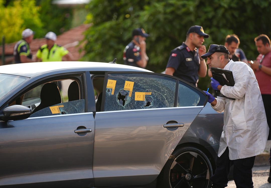 1200xauto İzmir'de seyir halindeki otomobile kurşun yağdırdılar: 3 kişi öldü, 3 kişi ağır yaralandı