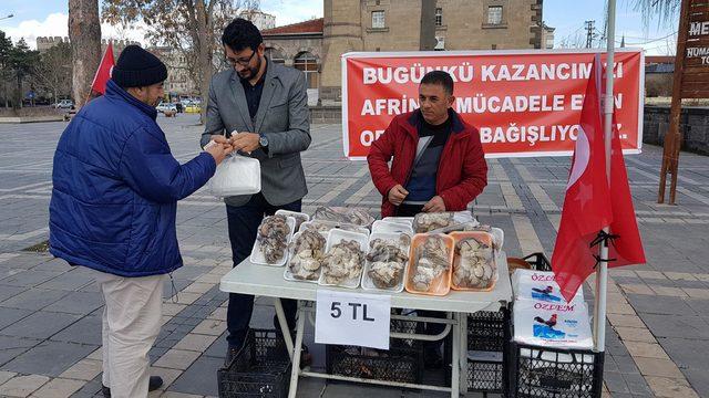 Sattıkları mantardan kazandıklarını Mehmetçik için bağışladılar