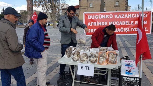 Sattıkları mantardan kazandıklarını Mehmetçik için bağışladılar