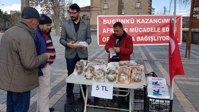 Sattıkları mantardan kazandıklarını Mehmetçik için bağışladılar