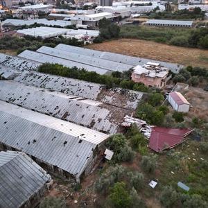 Antalya'da oluşan hortum evlerin çatıları ile seralara zarar verdi