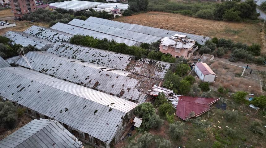 Antalya'da oluşan hortum evlerin çatıları ile seralara zarar verdi