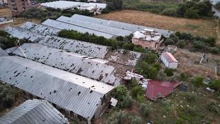 Antalya'da oluşan hortum evlerin çatıları ile seralara zarar verdi