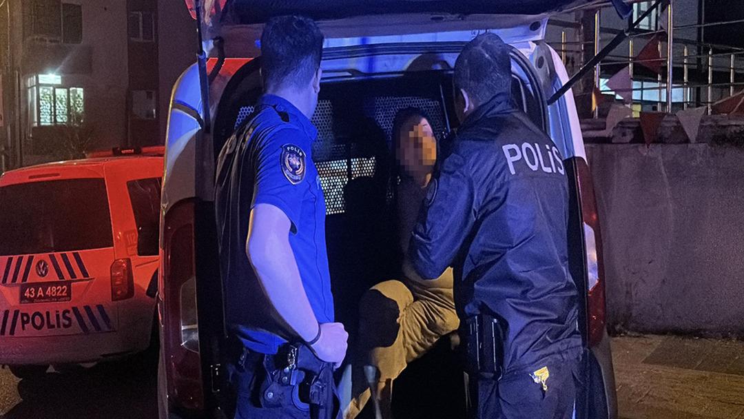 Sevgilisinden ayrılan alkollü kadın, annesini bıçakla rehin aldı 2