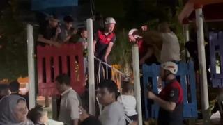 Parkta oyun oynarken bir anda oldu! Ayağı demir çubukların arasına sıkıştı: İtfaiye ekipleri imdadına yetişti