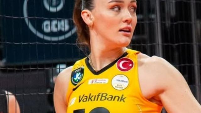 Zehra Güneş'in davet tarzı olay oldu! Derin dekoltesi dikkat çekti! Bakan bir daha baktı