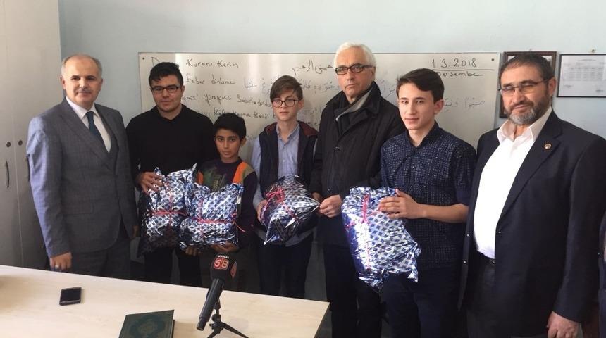 Sosyal Yardım ve K&uuml;lt&uuml;r Vakfı&rsquo;ndan Kur&rsquo;an Kursu &ouml;ğrencilerine hediye