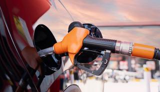 Petrol fiyatları düşünce gözler akaryakıt tabelasına çevrildi
