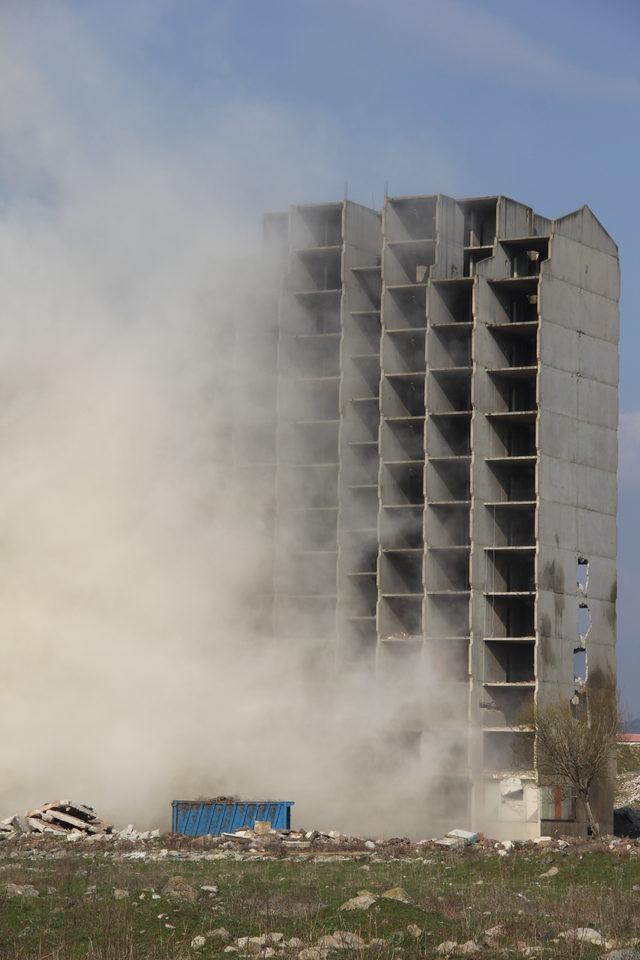 Bursa'da 300 kilo dinamitle patlatılan bina yıkılamadı