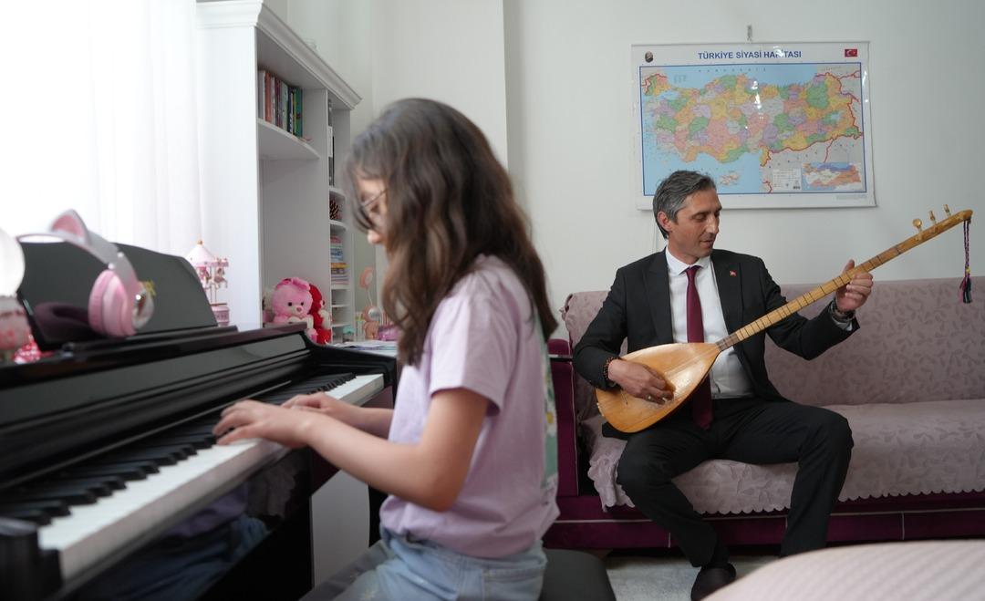 Evde öğrenim gören öğrenciye anlamlı destek: Nursima nın piyano resitaline, İl Milli Eğitim müdürü bağlamasıyla eşlik etti 2